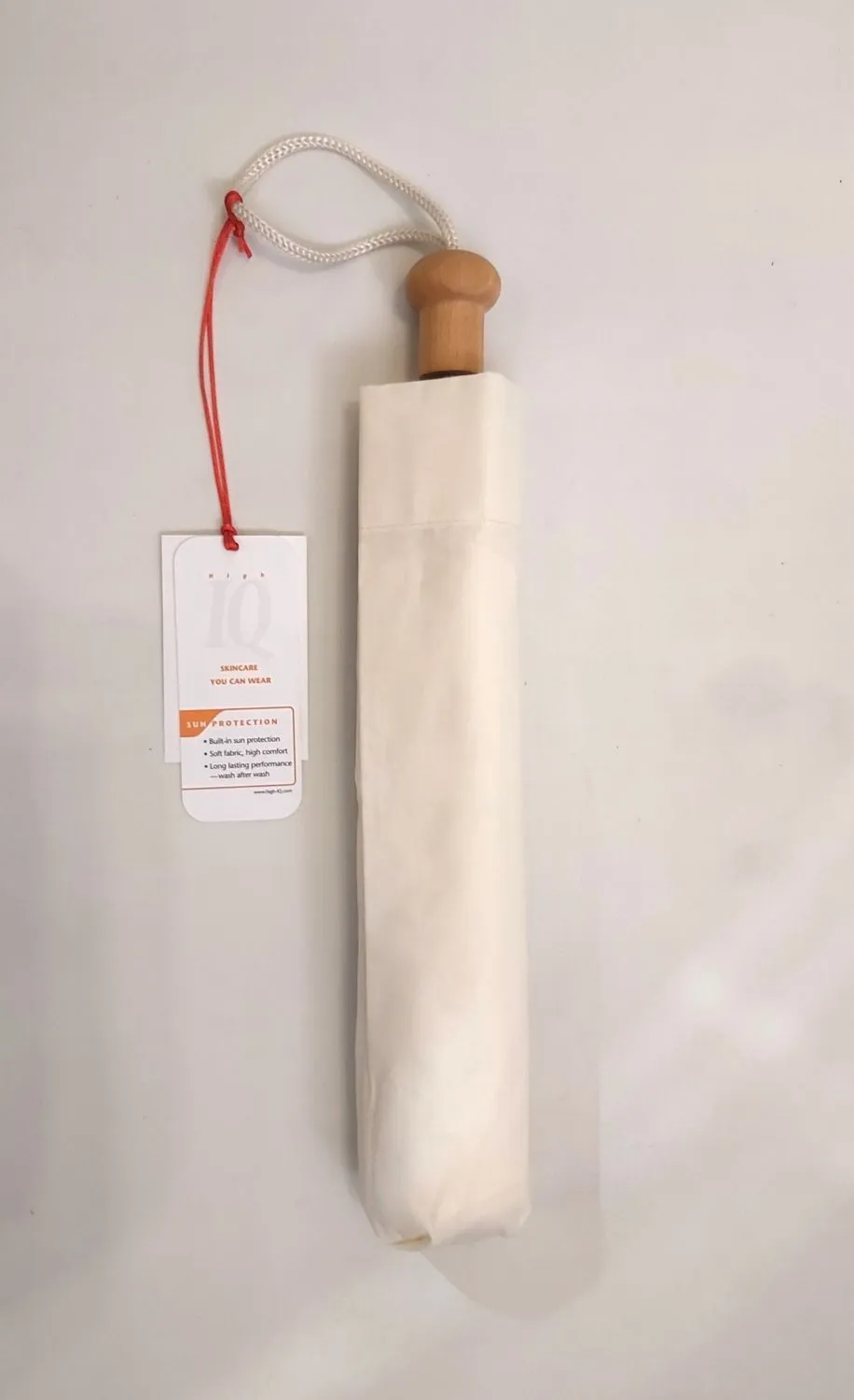 Ombrelle anti uv pliante femme homme manuelle en coton uni ivoire sa poignée bois P.Vaux, légère et résistante